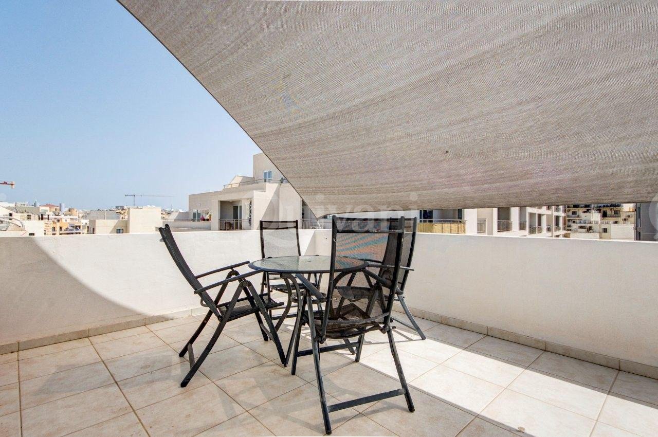 Top floor apartment with Large terrace