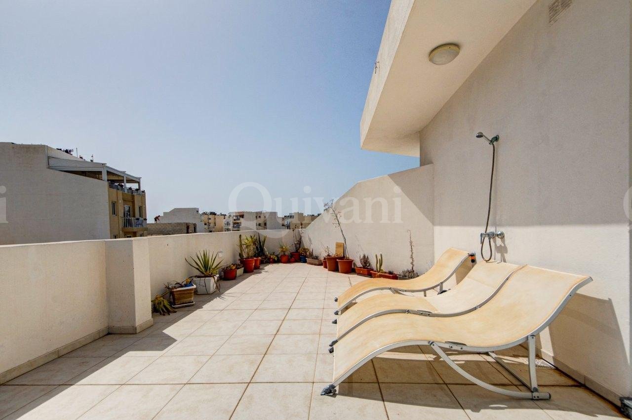 Top floor apartment with Large terrace