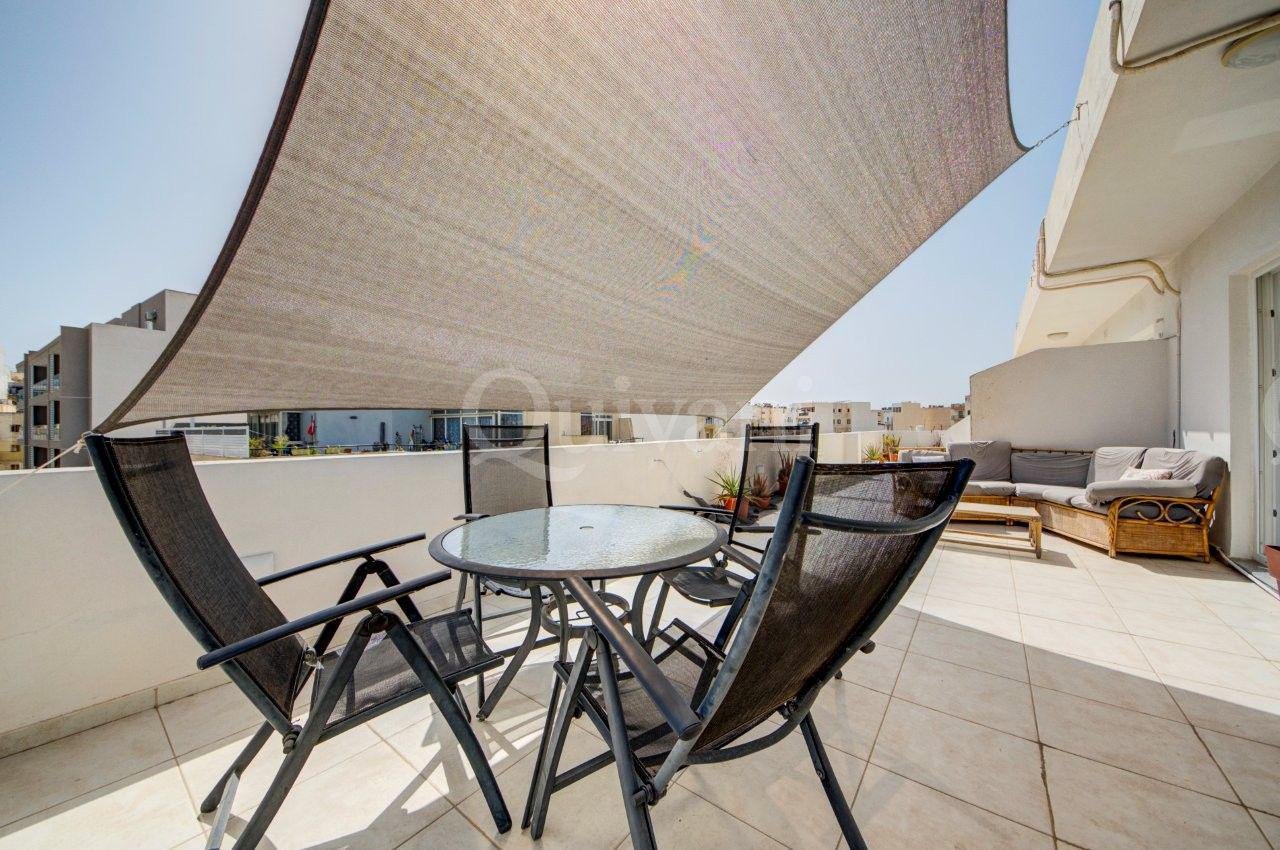 Top floor apartment with Large terrace