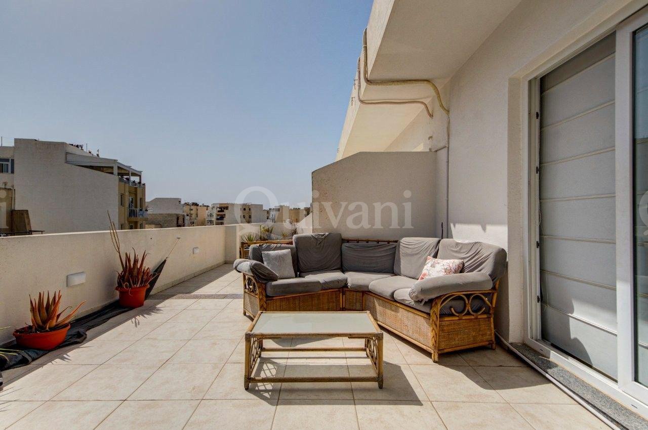 Top floor apartment with Large terrace