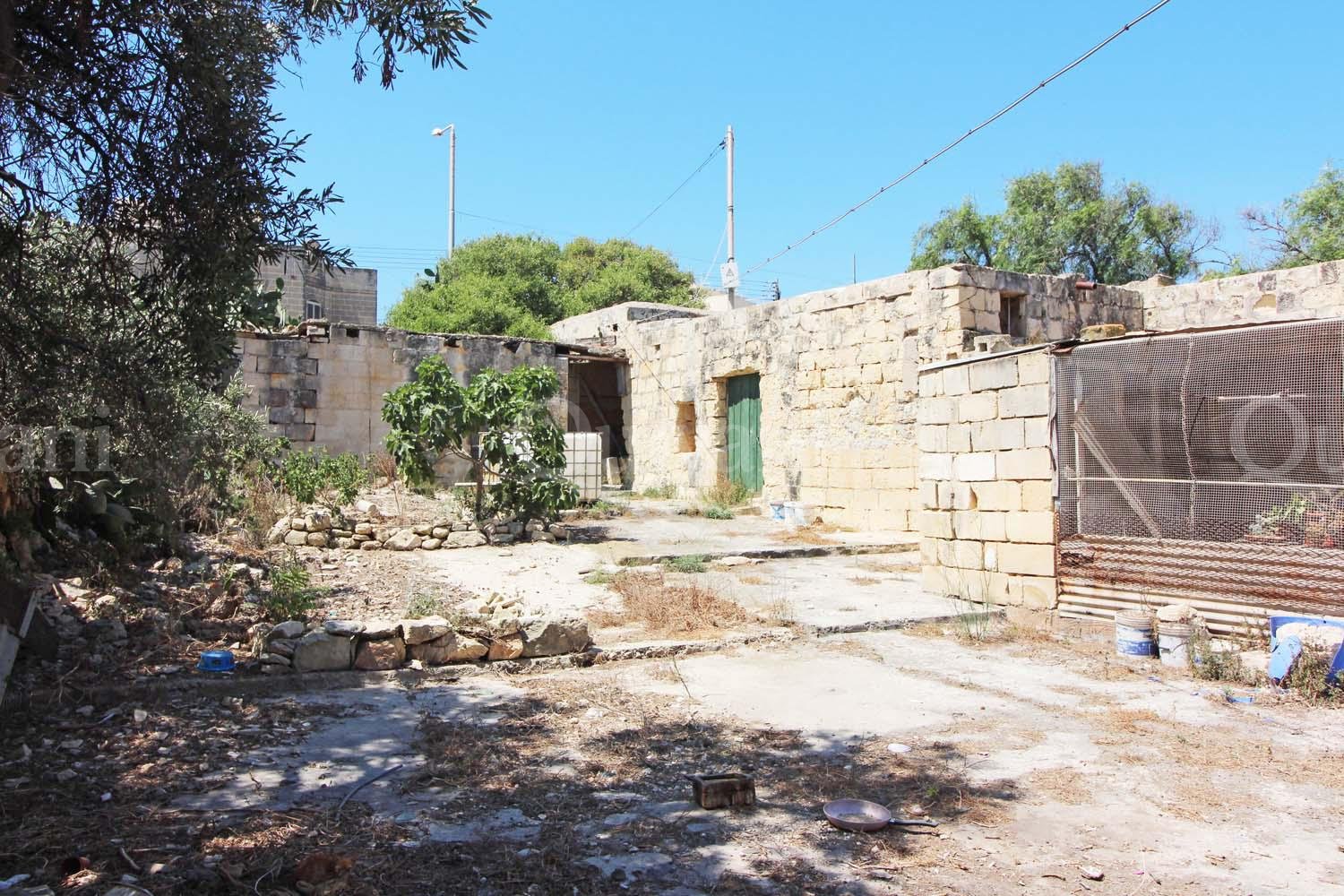 Kalkara, Unconverted Farmhouse