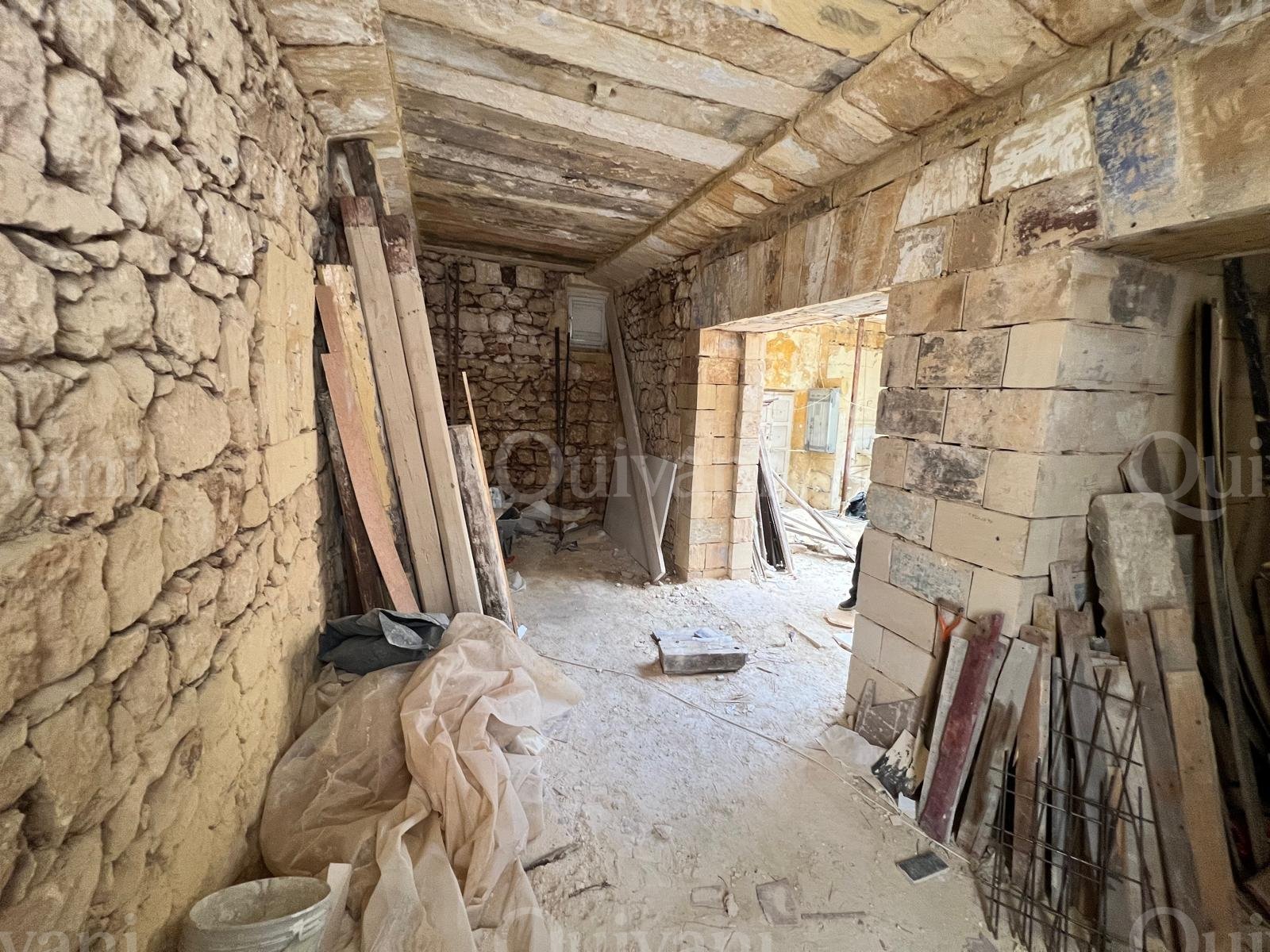 Zabbar Shell Form House of Character