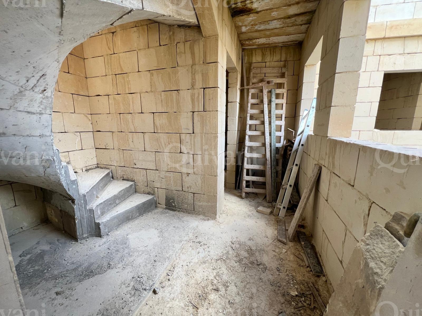 Zabbar Shell Form House of Character