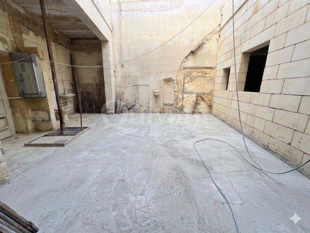 Zabbar Shell Form House of Character