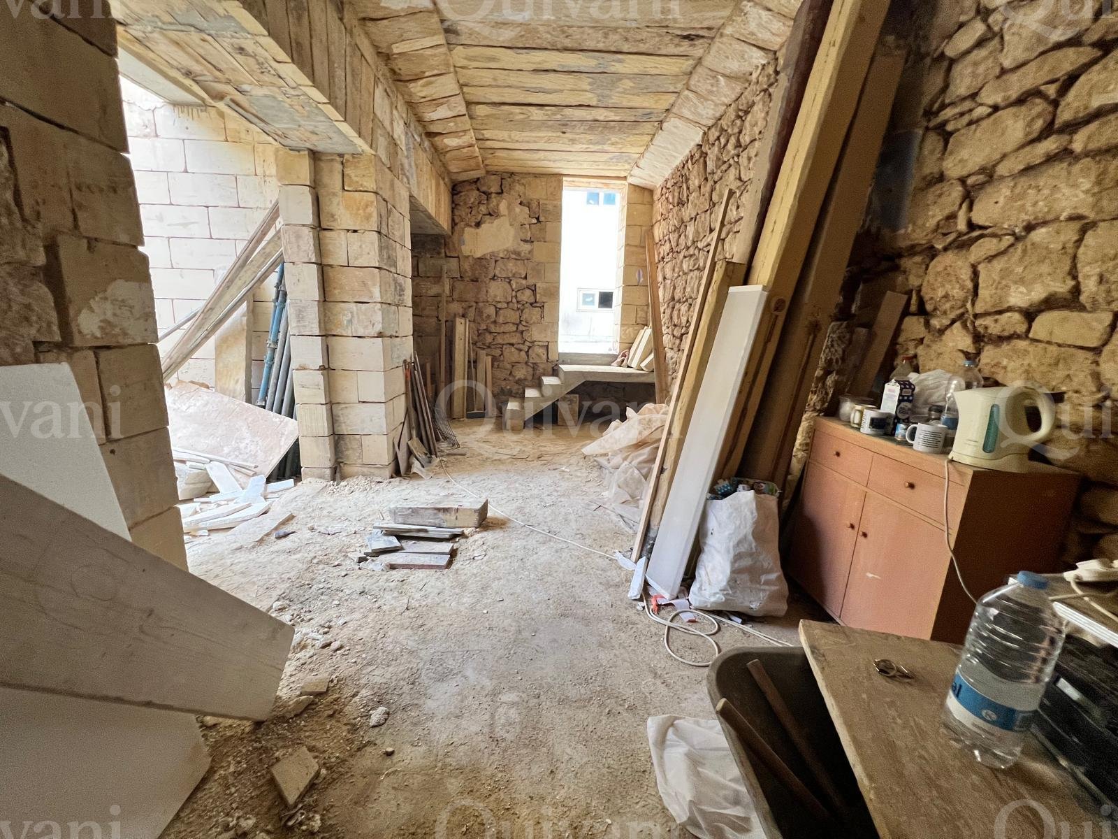 Zabbar Shell Form House of Character