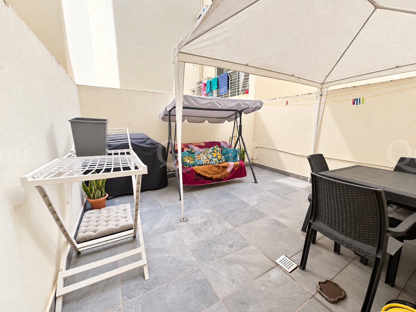 Semi basement 3 bedrooms maisonette