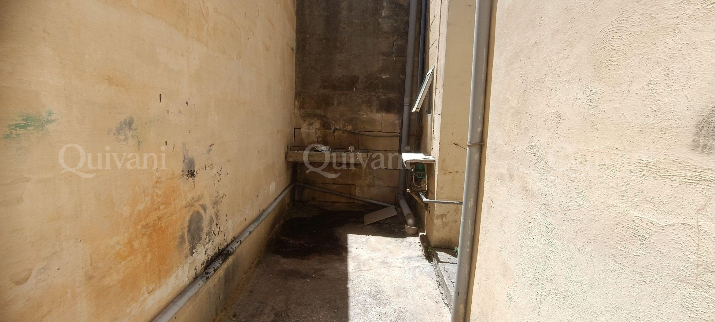 Zejtun, Street level warehouse