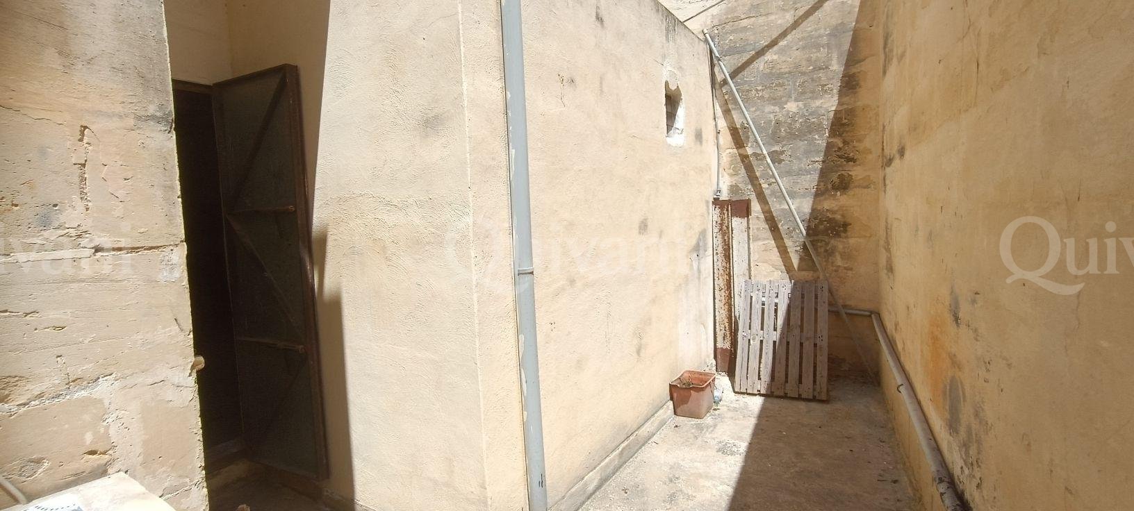 Zejtun, Street level warehouse