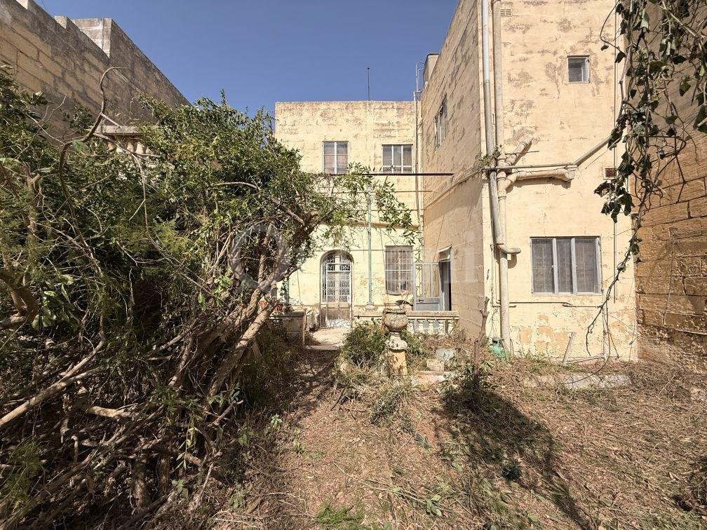 Unconverted Townhouse with Garden