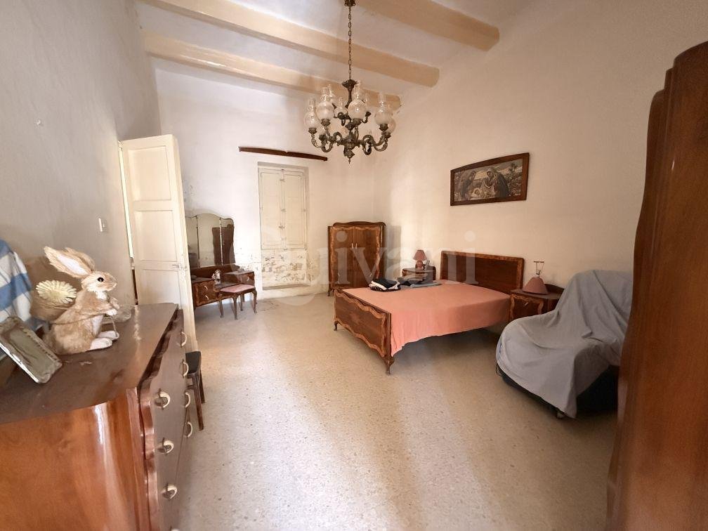 Unconverted Townhouse with Garden