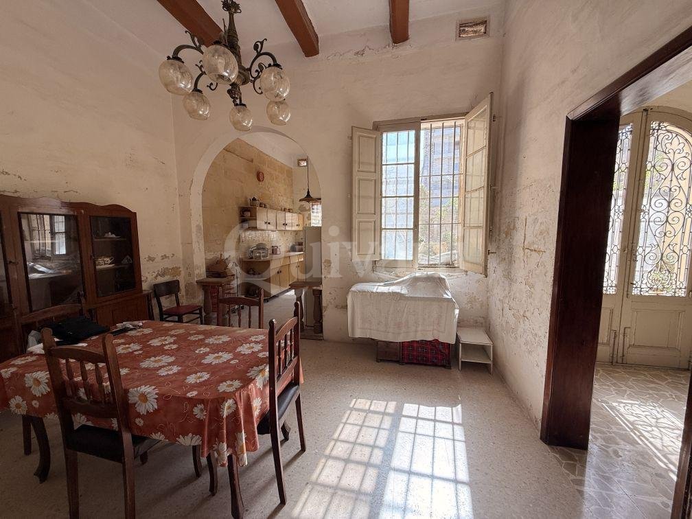 Unconverted Townhouse with Garden