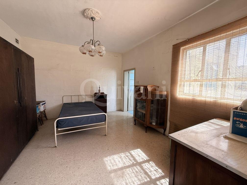 Unconverted Townhouse with Garden