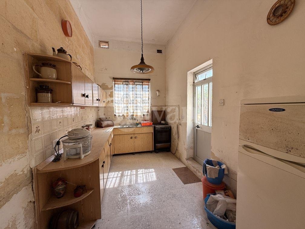 Unconverted Townhouse with Garden
