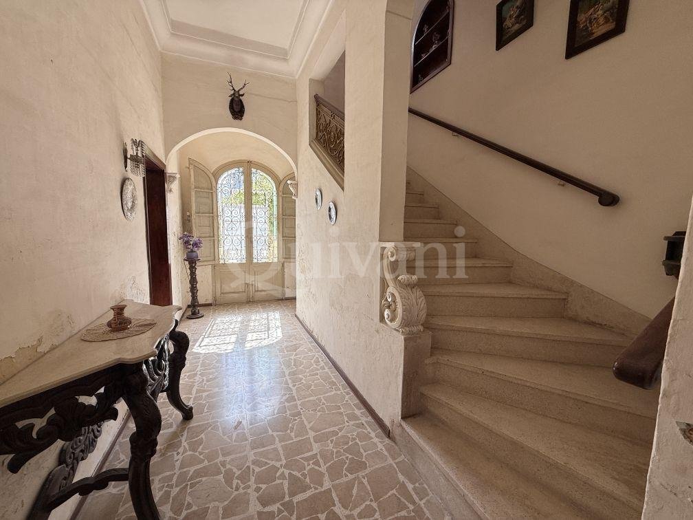 Unconverted Townhouse with Garden