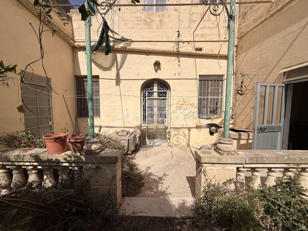 Unconverted Townhouse with Garden