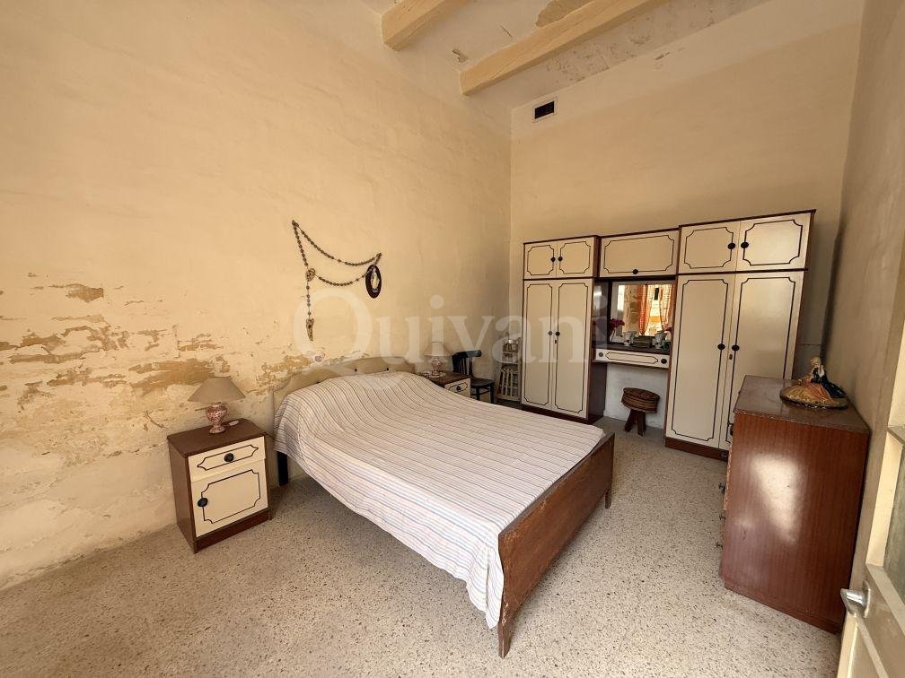 Unconverted Townhouse with Garden