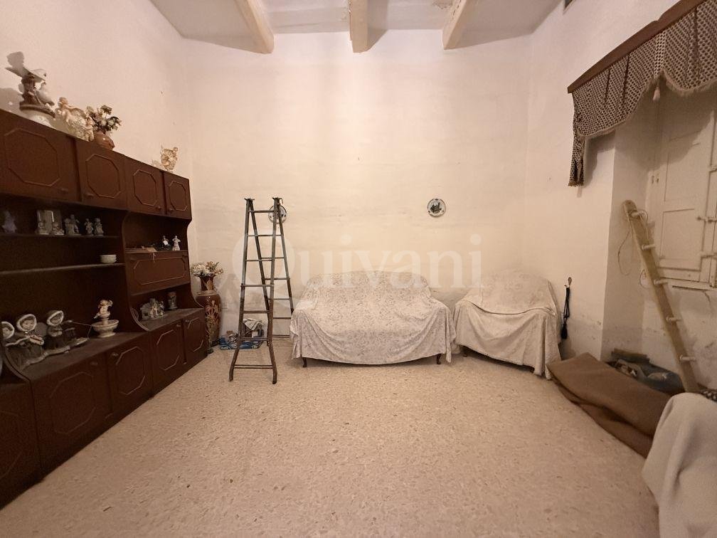Unconverted Townhouse with Garden