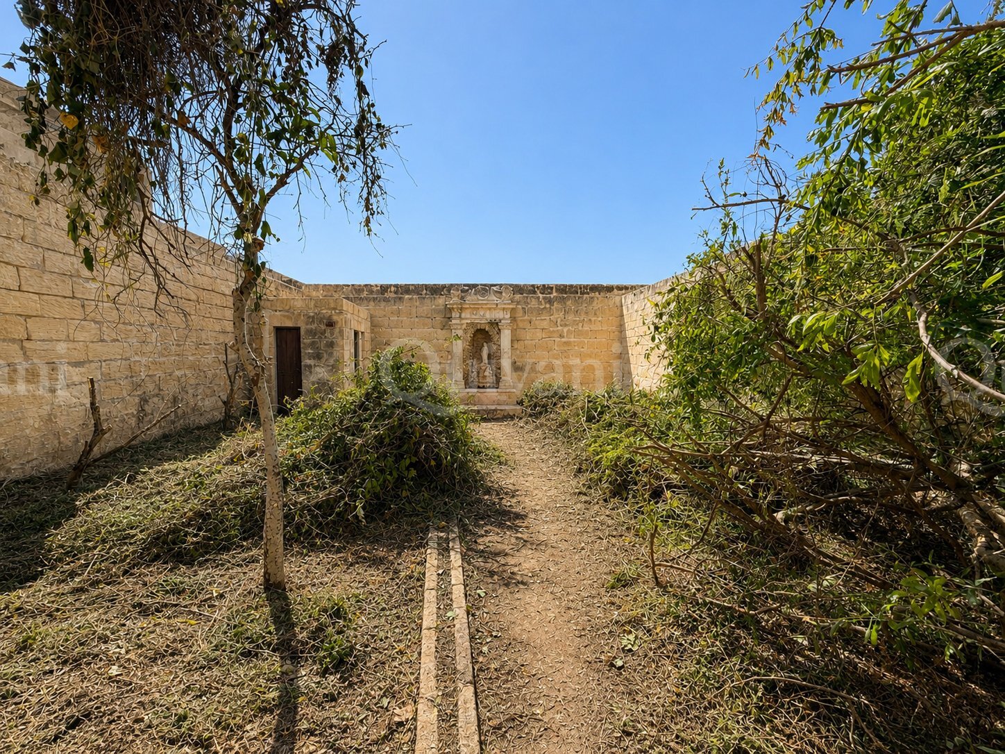 Unconverted Townhouse with Garden
