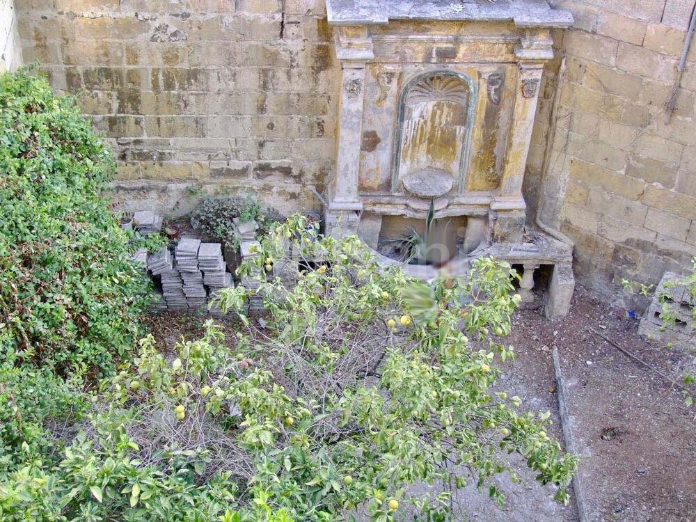 Hamrun, Structurally Sound Town House with Garden