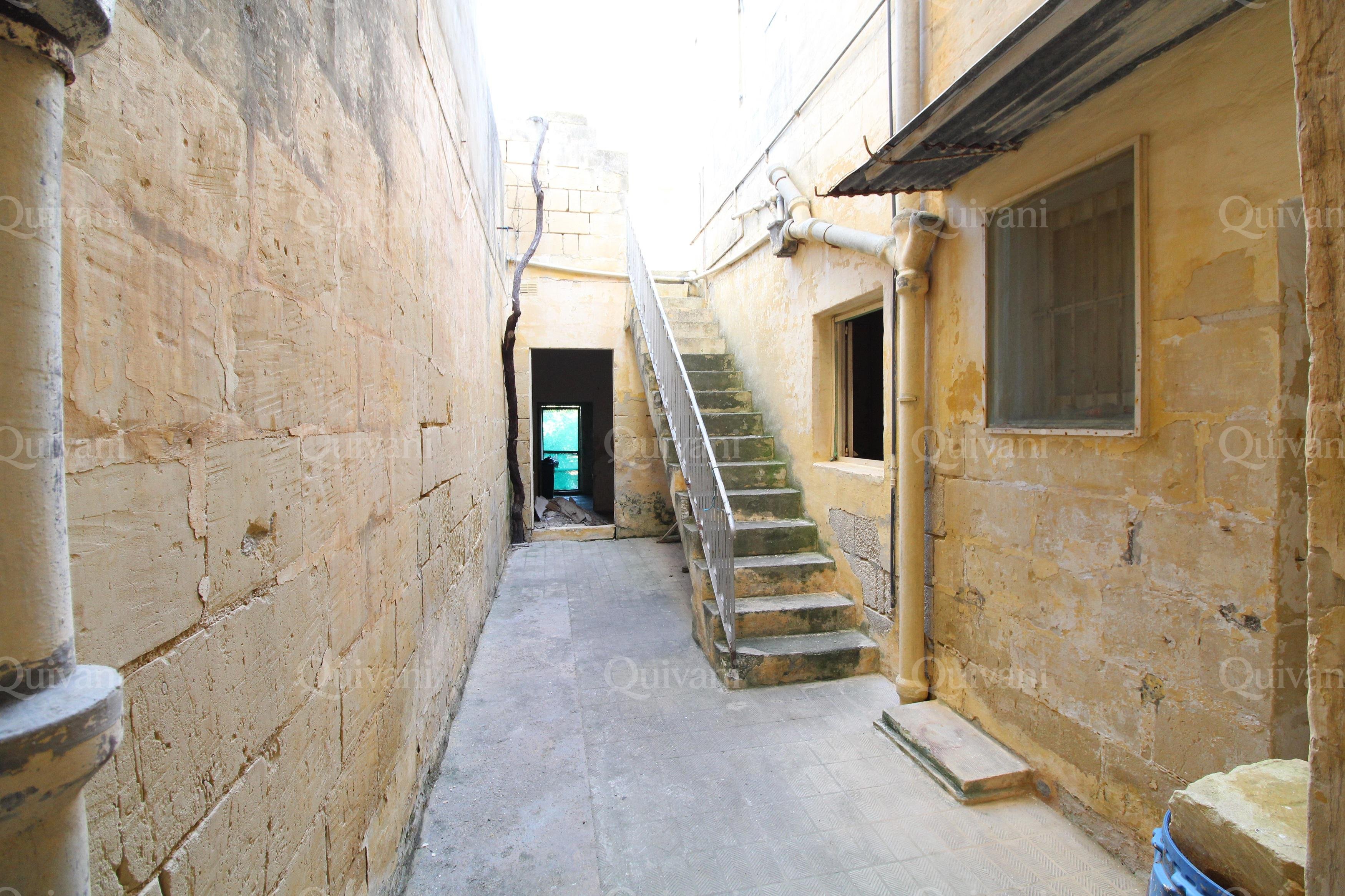 Qrendi, Town House + Garden