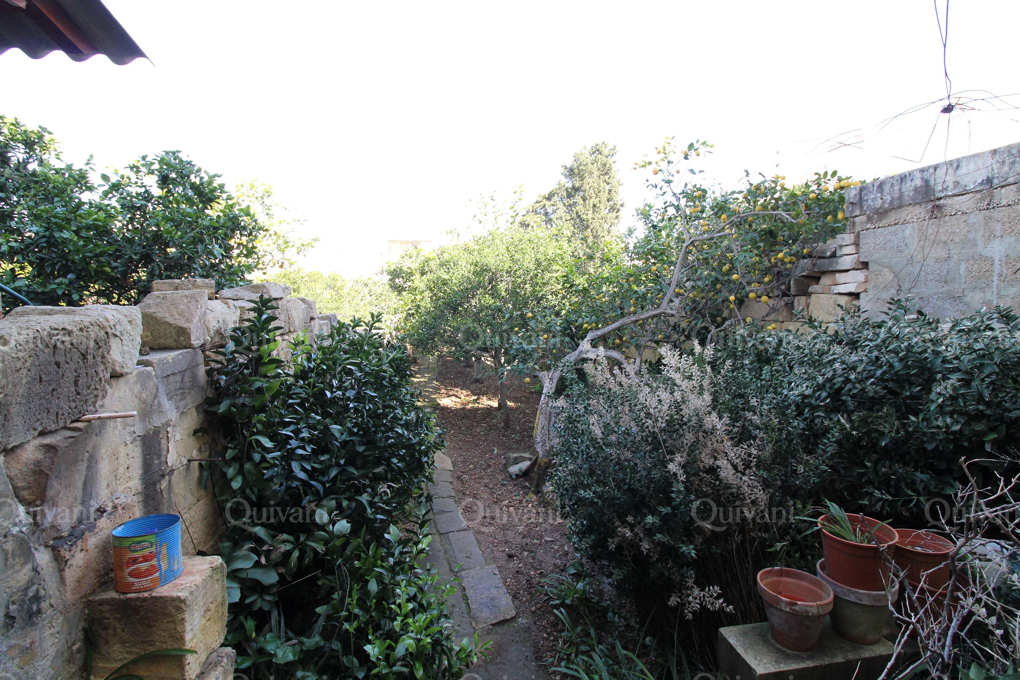 Qrendi, Town House + Garden