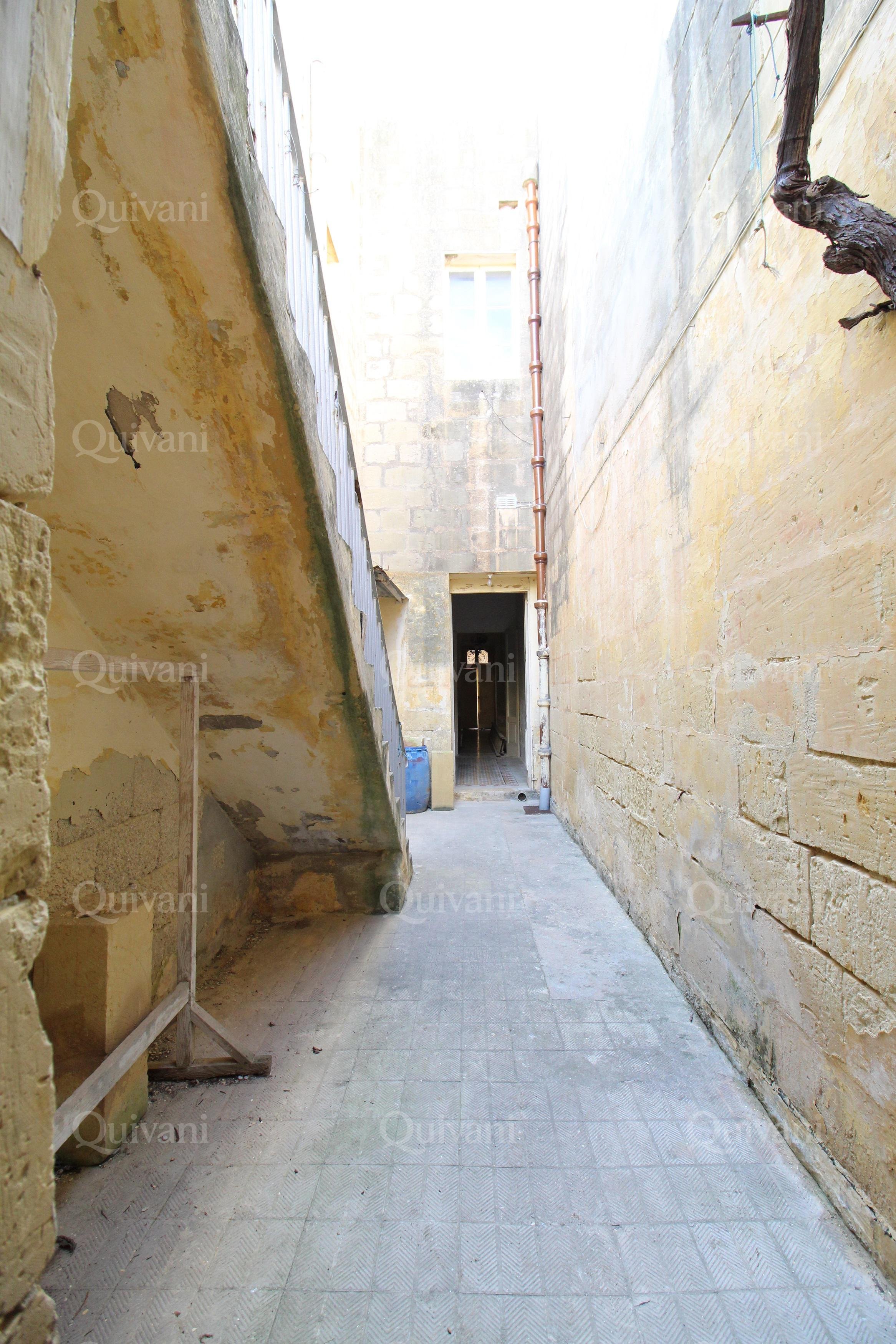Qrendi, Town House + Garden