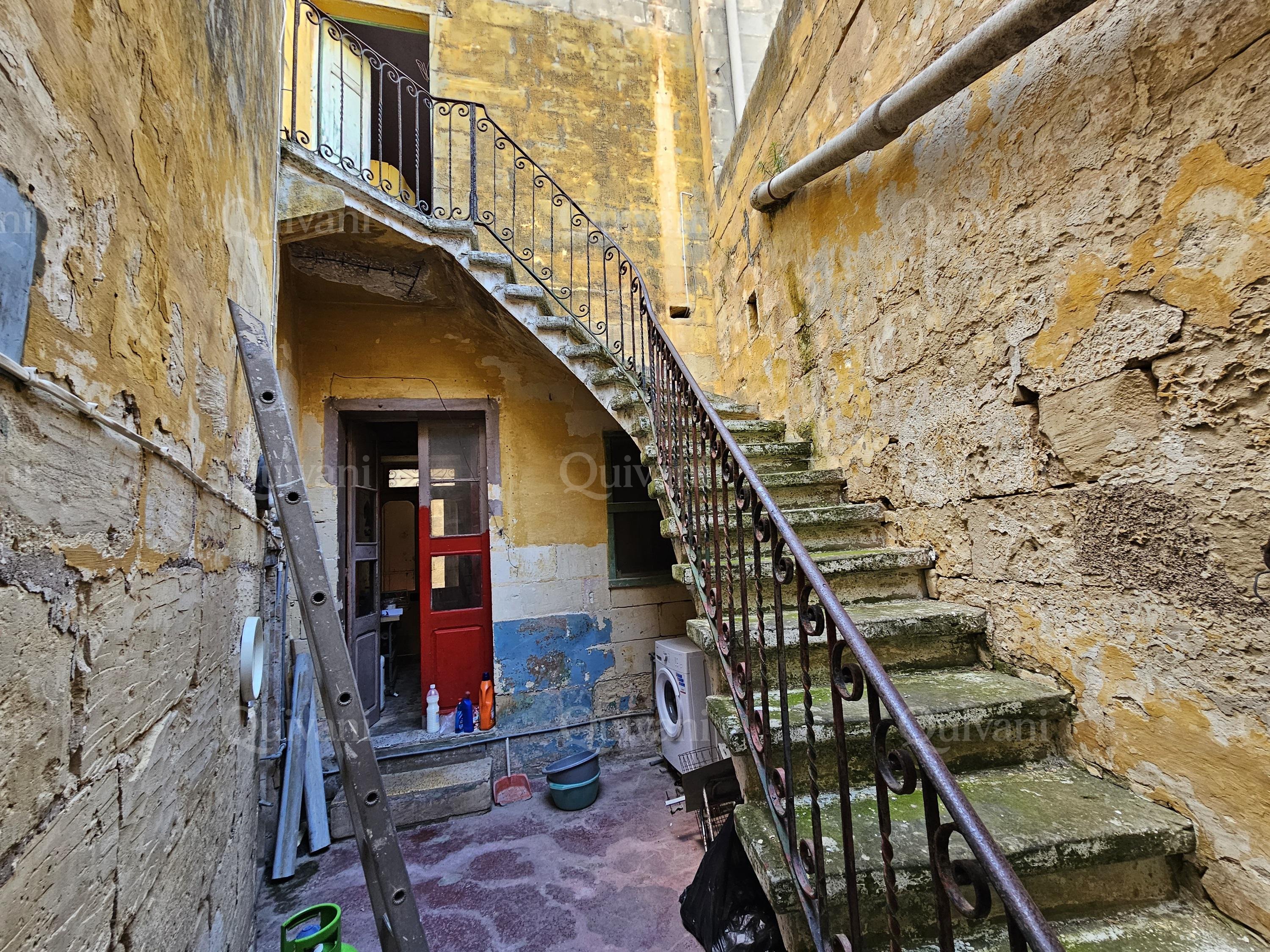 Qormi, Unconverted House of Character