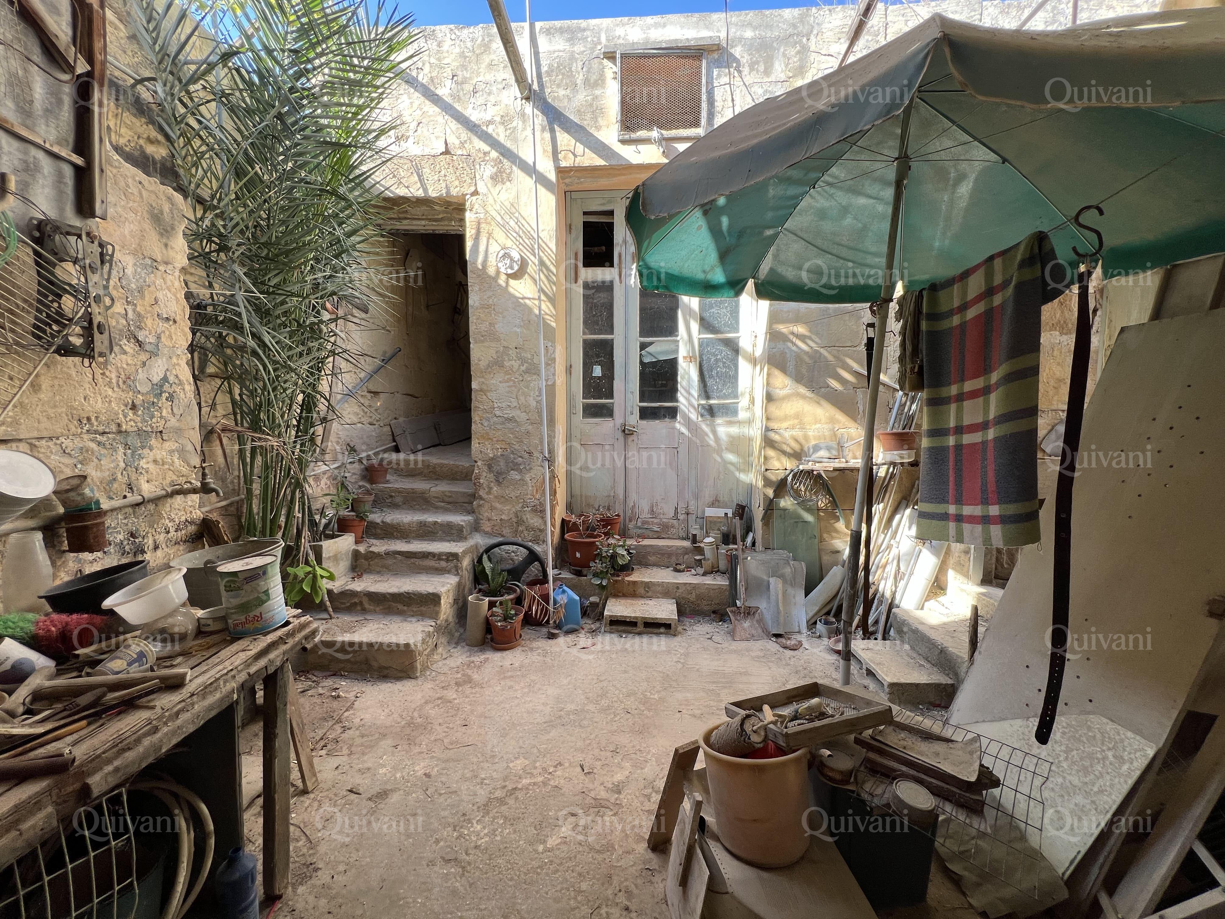 Qormi, Unconverted House of Character