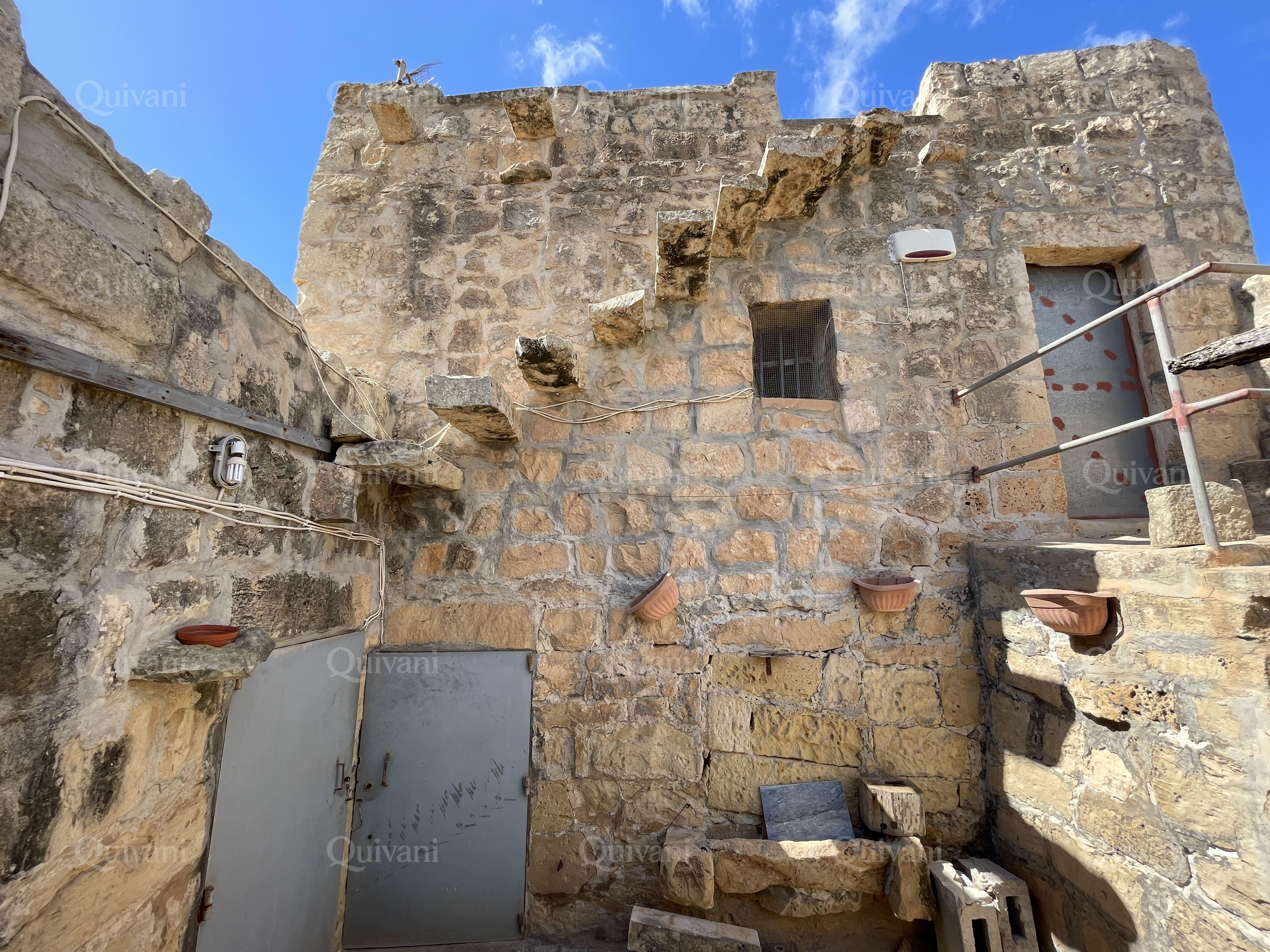Qrendi, Unconverted Farmhouse