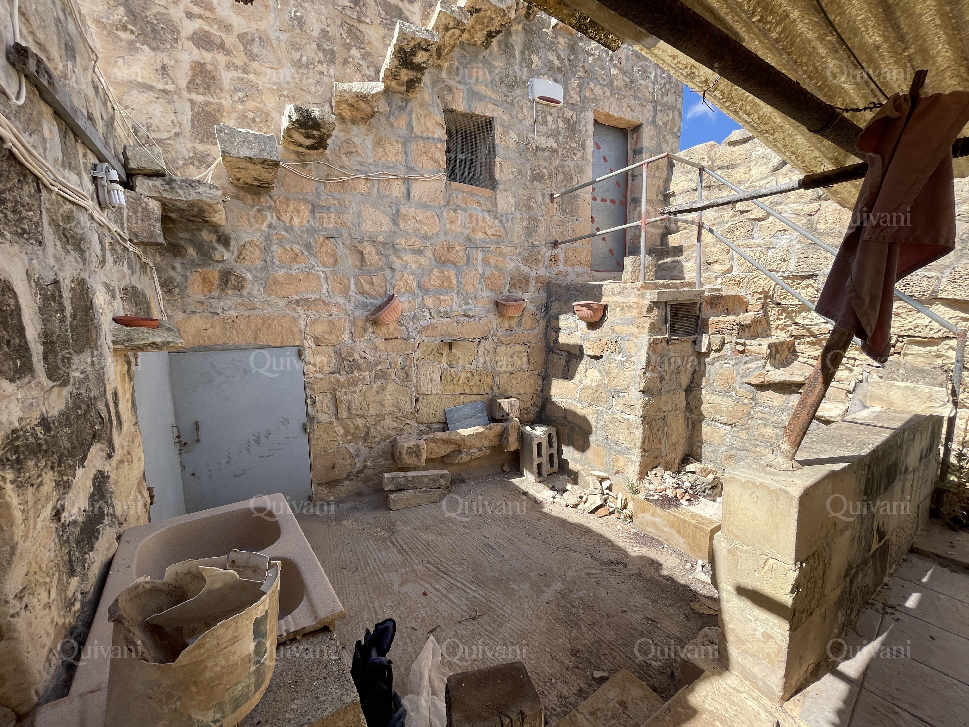 Qrendi, Unconverted Farmhouse