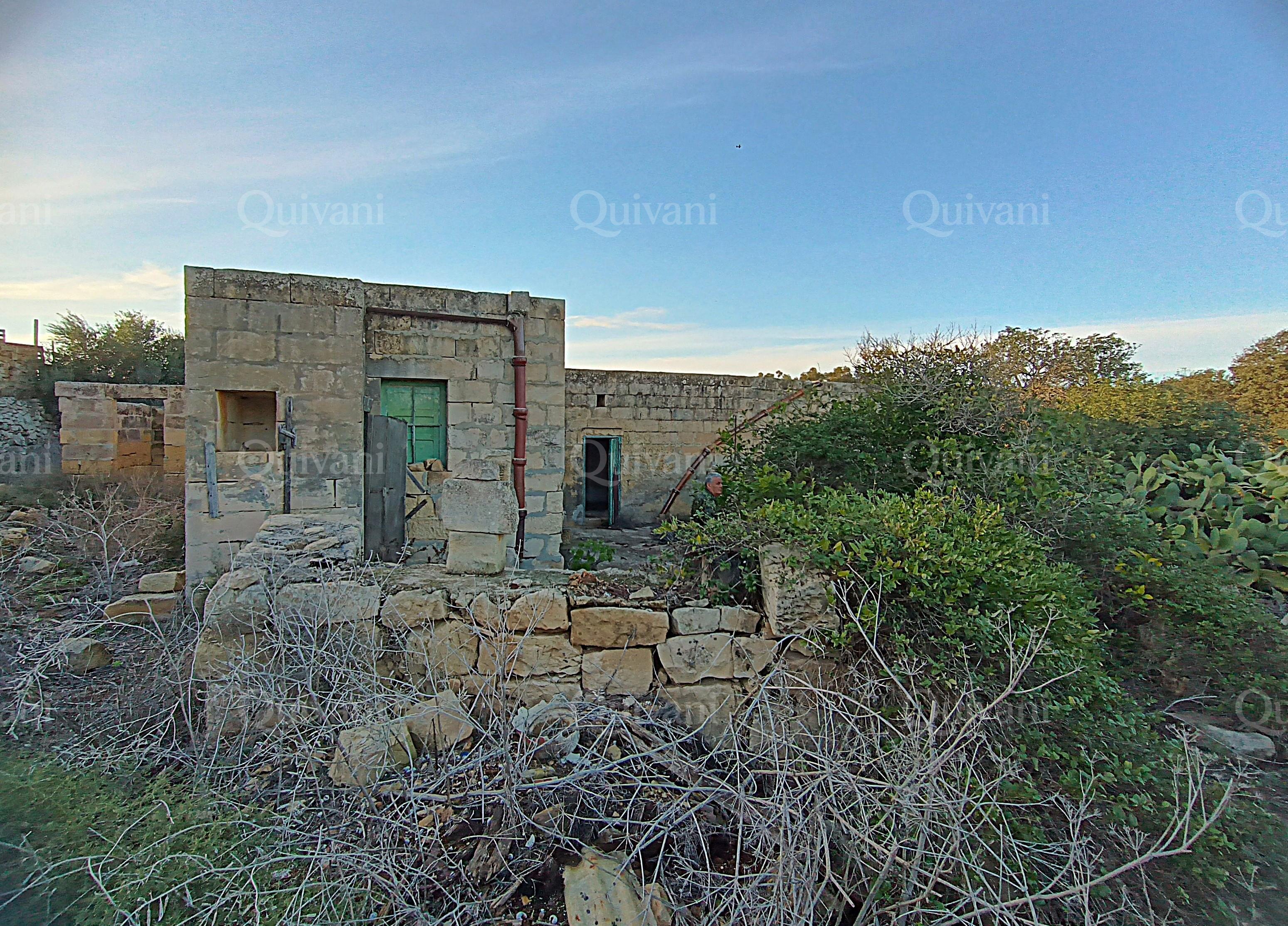 Birzebbugia, Unconverted Farmhouse + 7 Tumoli