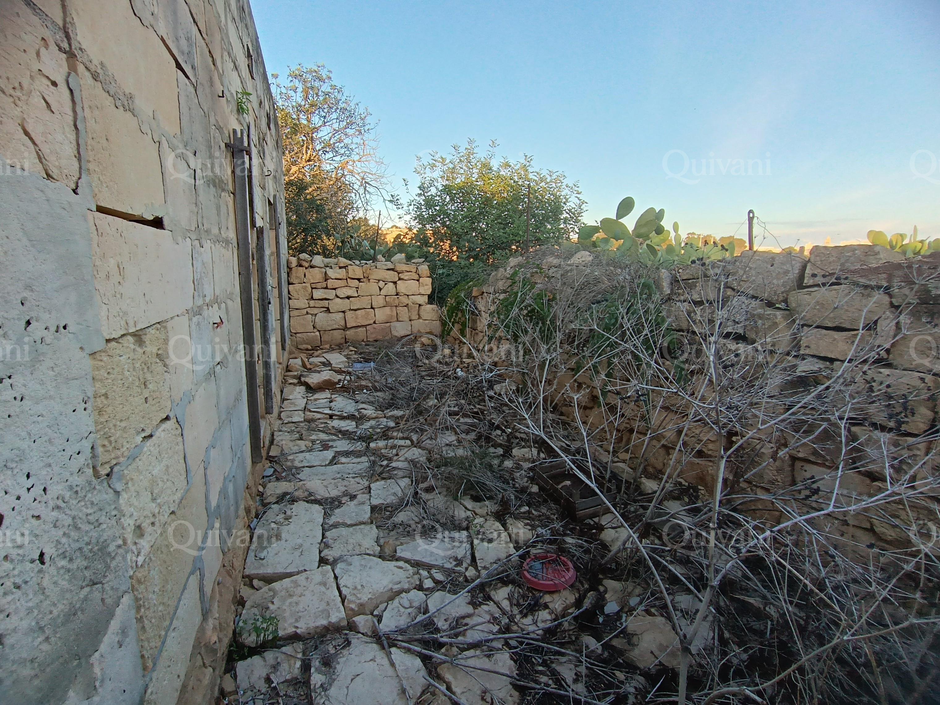 Birzebbugia, Unconverted Farmhouse + 7 Tumoli