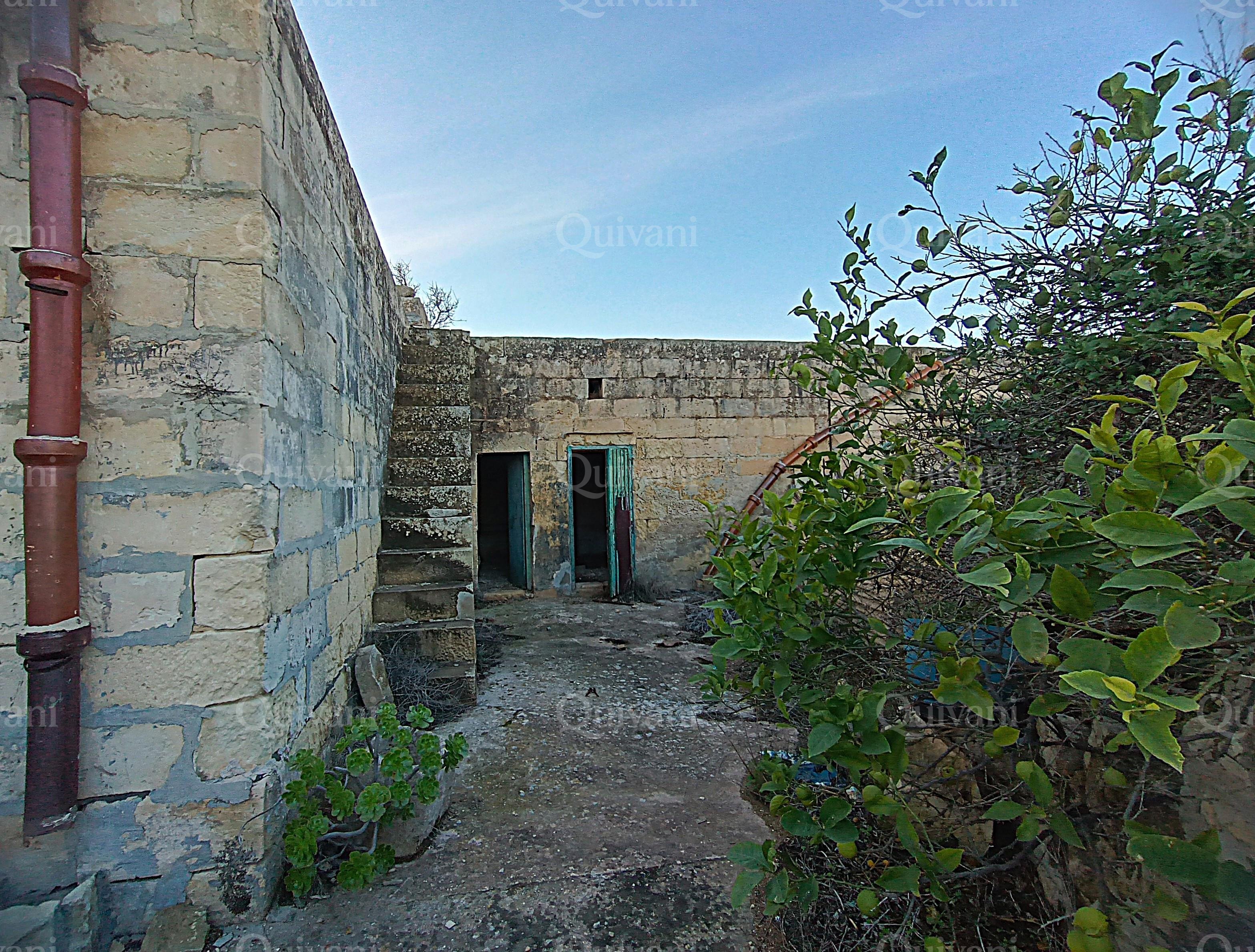 Birzebbugia, Unconverted Farmhouse + 7 Tumoli
