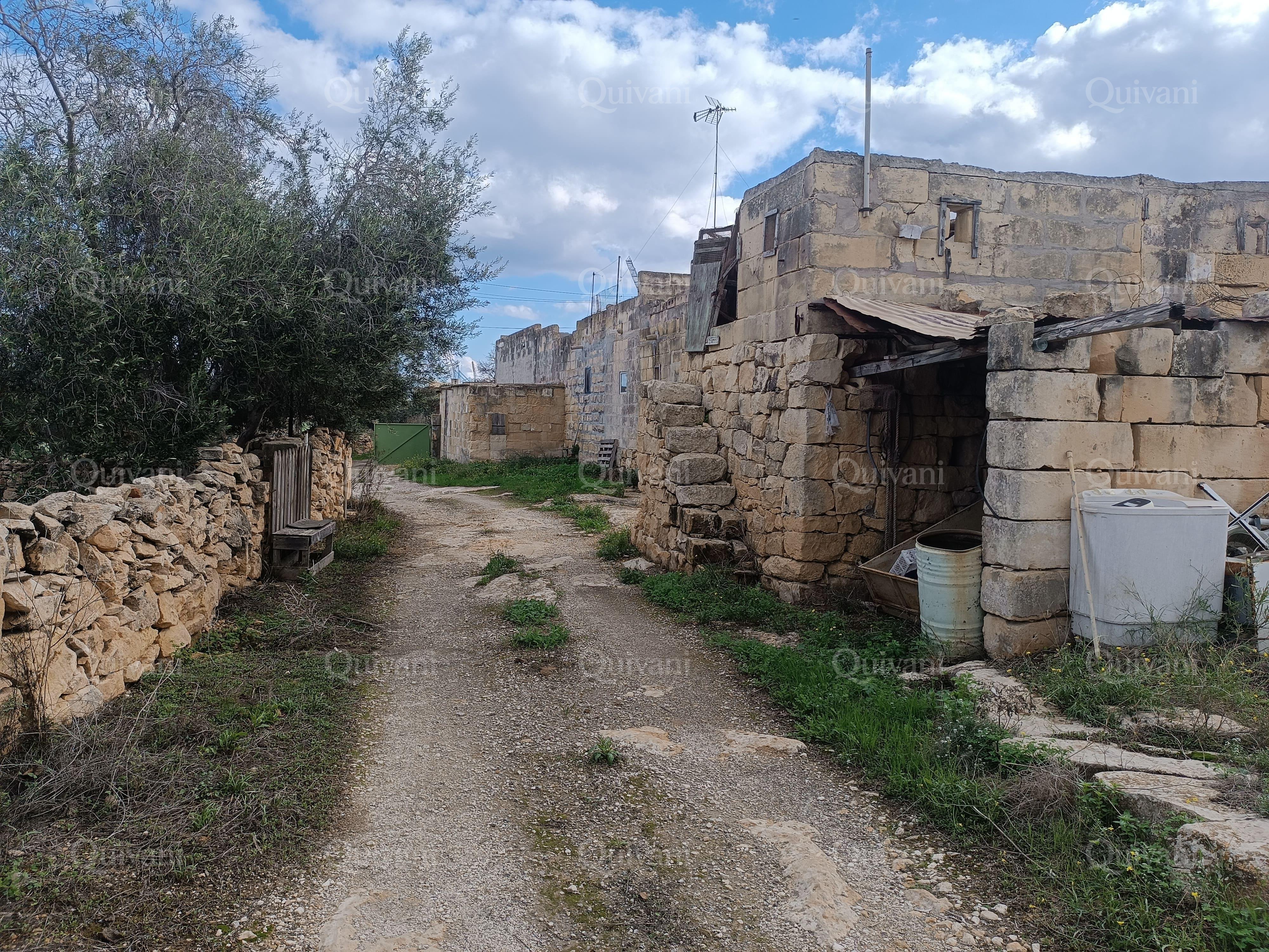 Birzebbugia, Farmhouse + 4 Tumoli