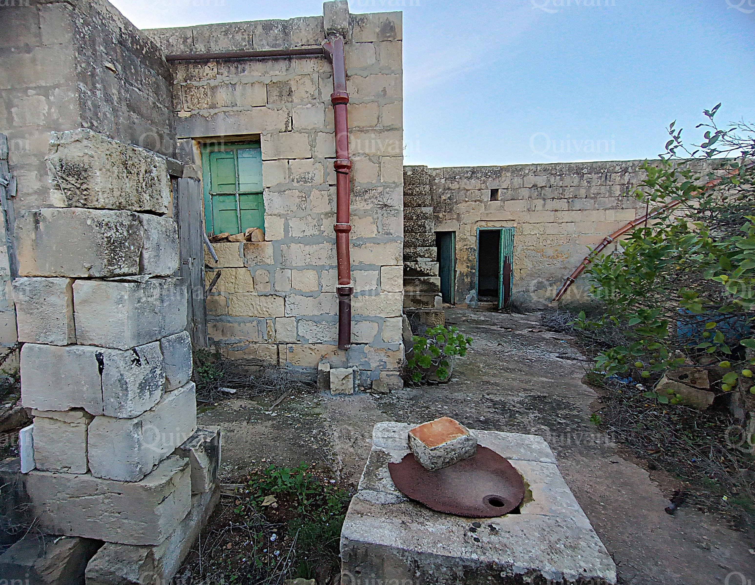 Birzebbugia, Unconverted Townhouse + 7 Tumoli