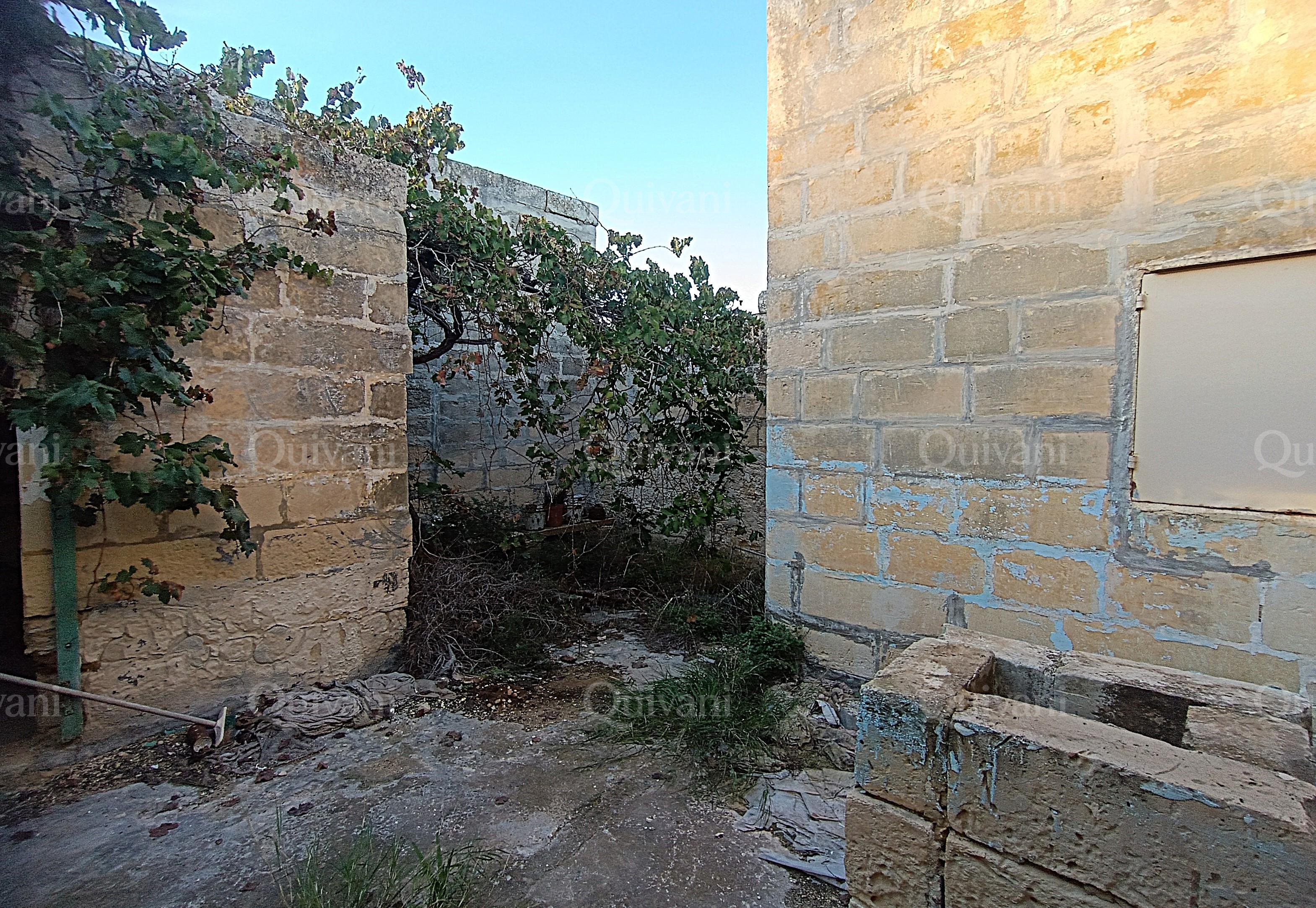 Birzebbugia, Unconverted Townhouse + 7 Tumoli
