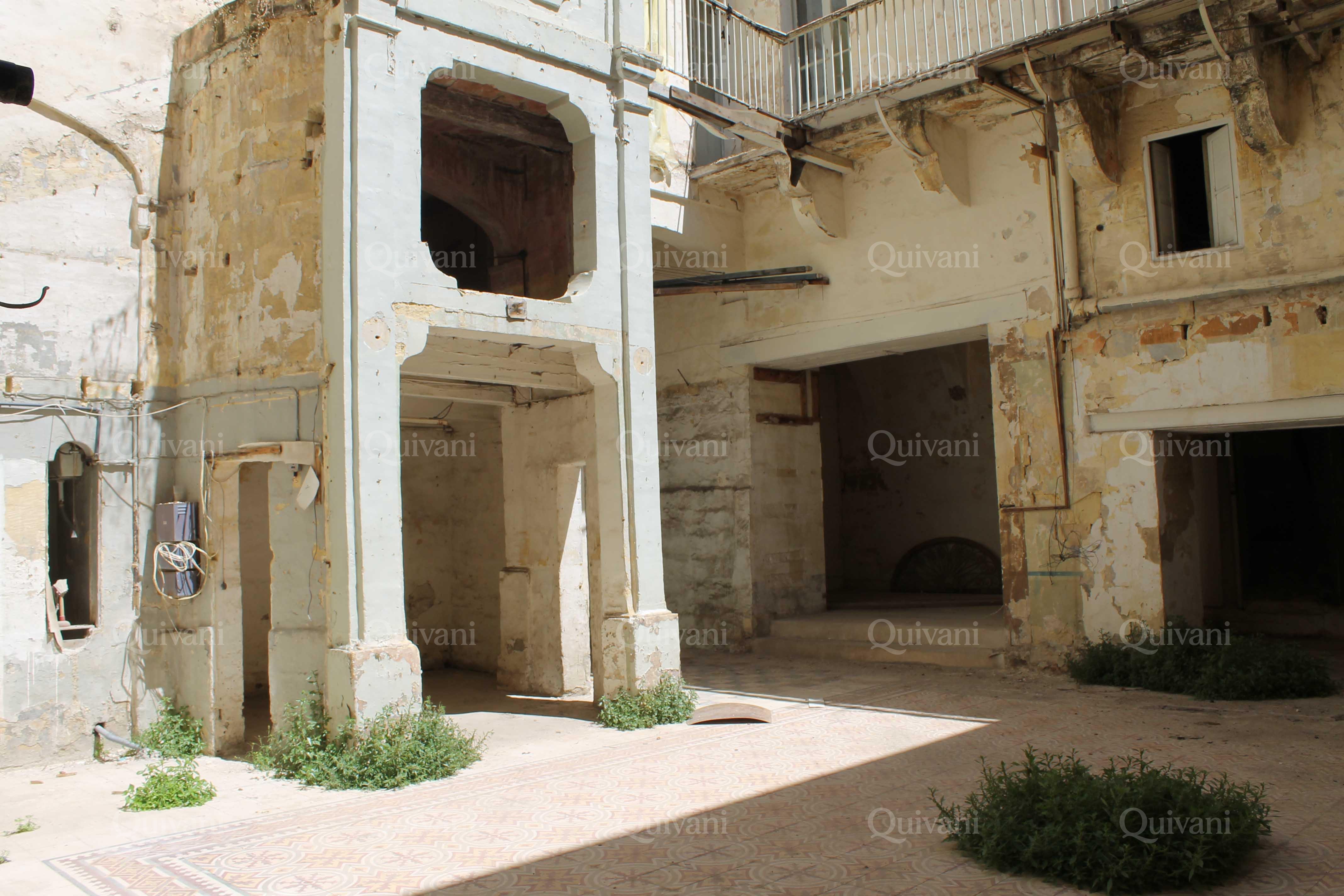 Valletta, Unconverted Palazzo