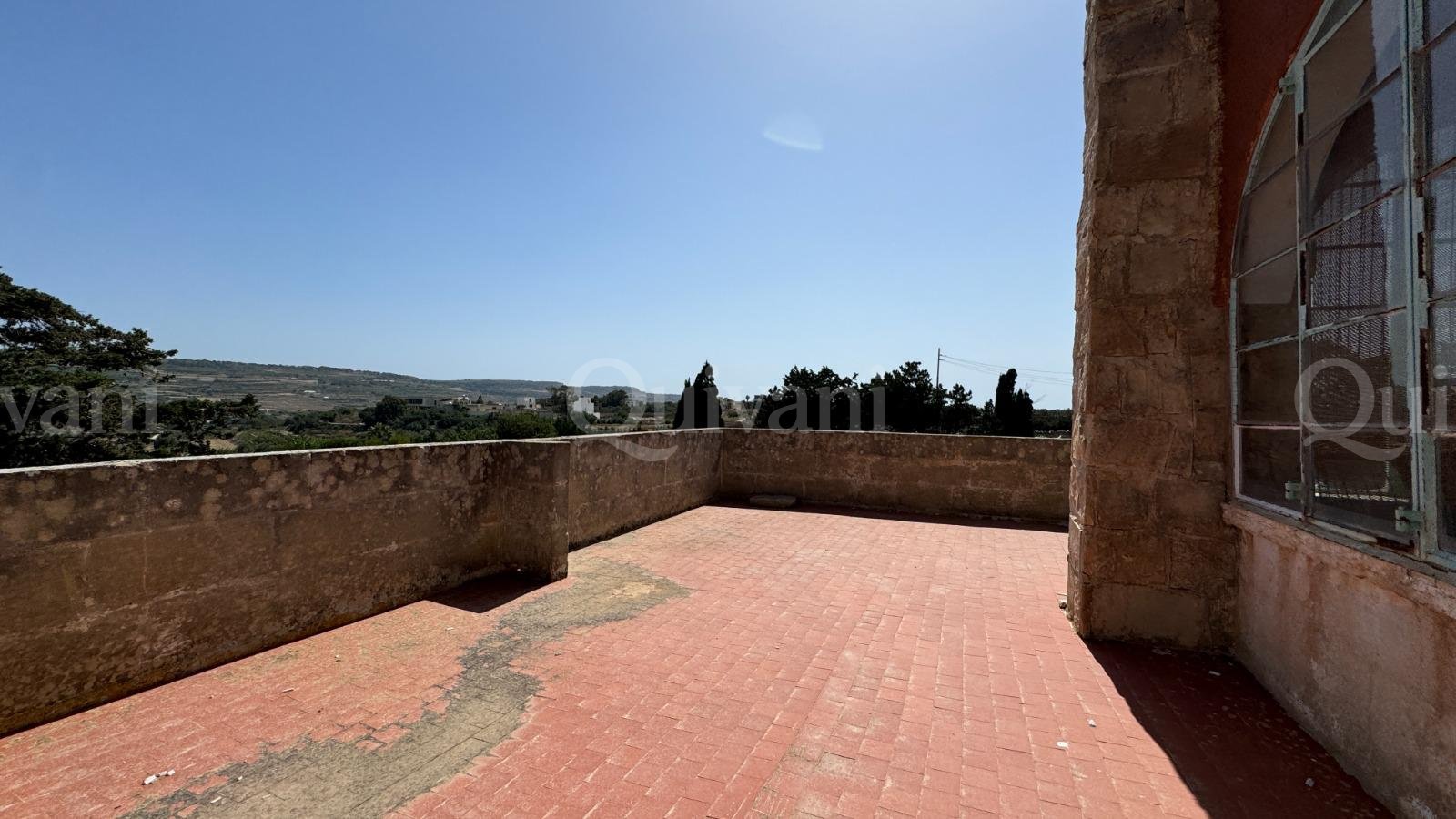 Bidnija, Unconverted Farmhouse