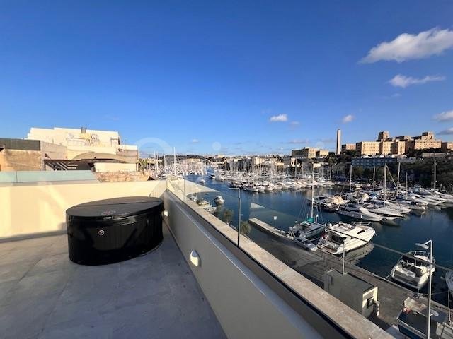 Ta'' Xbiex, Furnished Penthouse