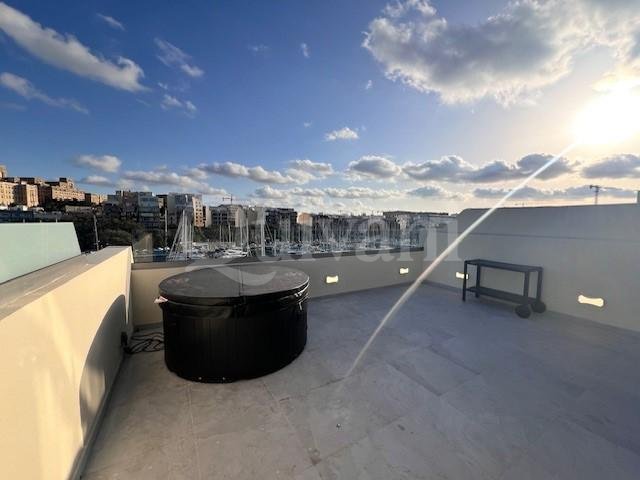 Ta'' Xbiex, Furnished Penthouse