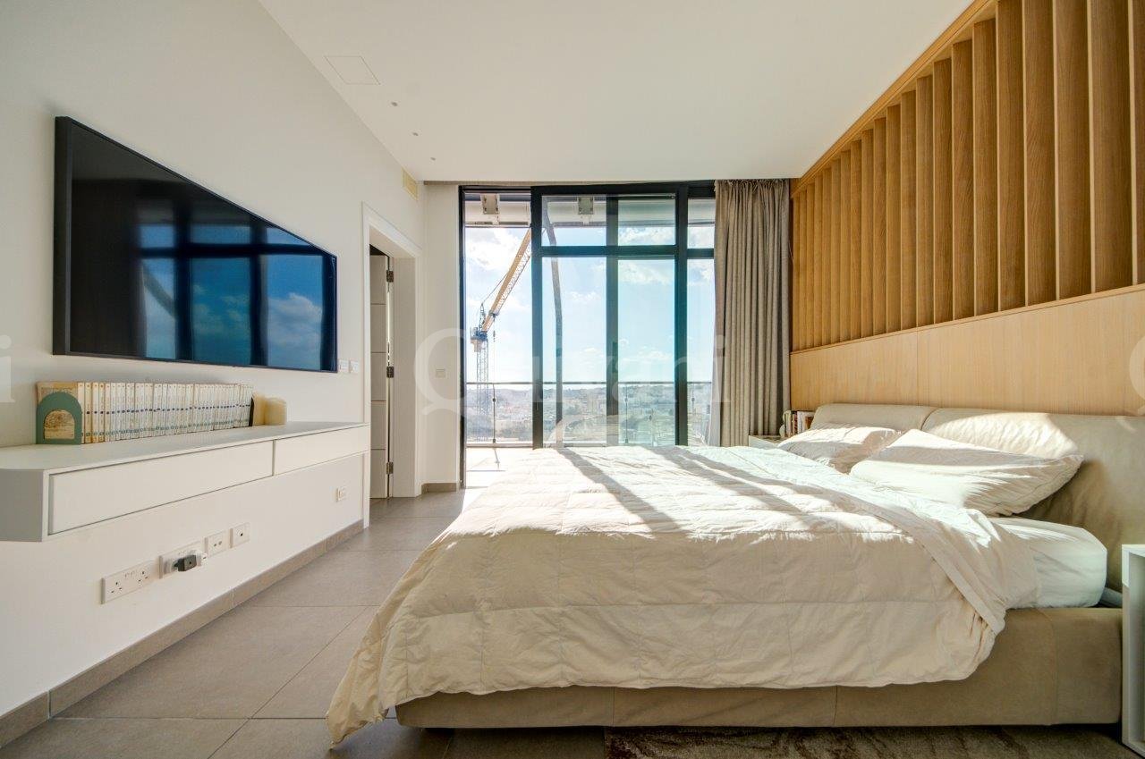 Pendergardens, Furnished Penthouse