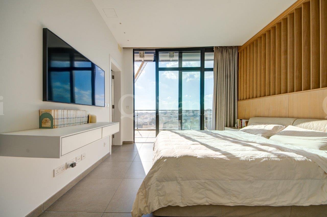 Pendergardens, Furnished Penthouse