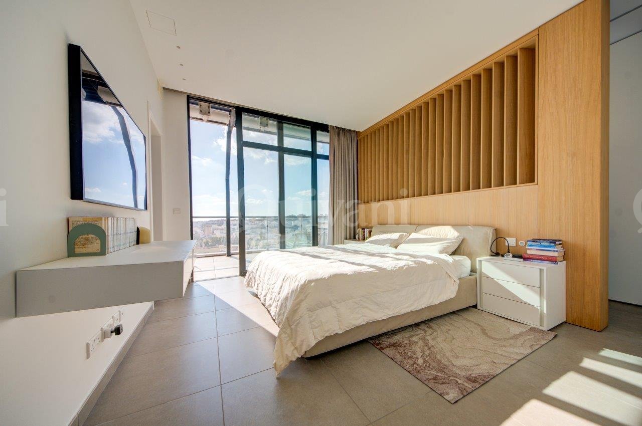 Pendergardens, Furnished Penthouse