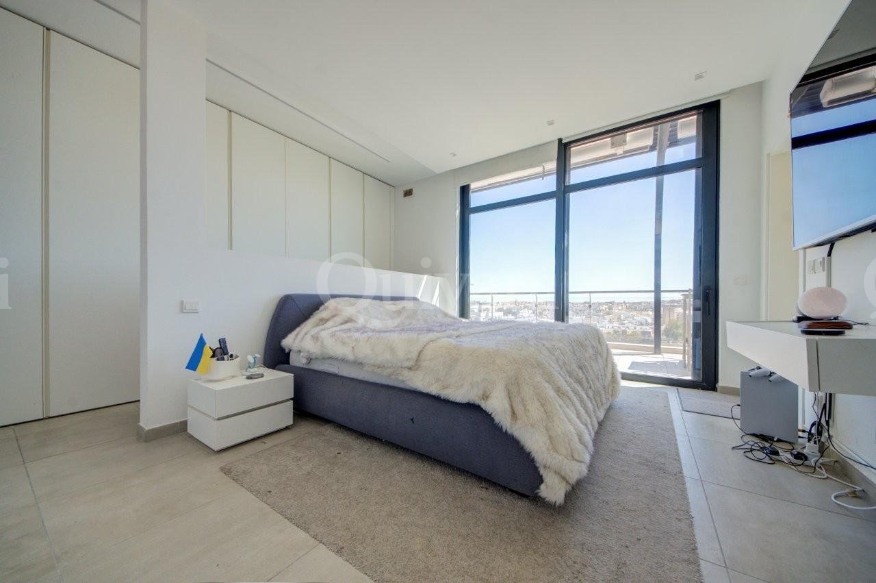 Pendergardens, Furnished Penthouse
