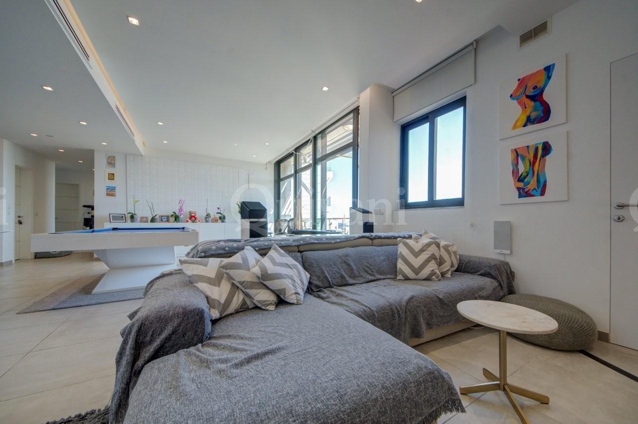 Pendergardens, Furnished Penthouse