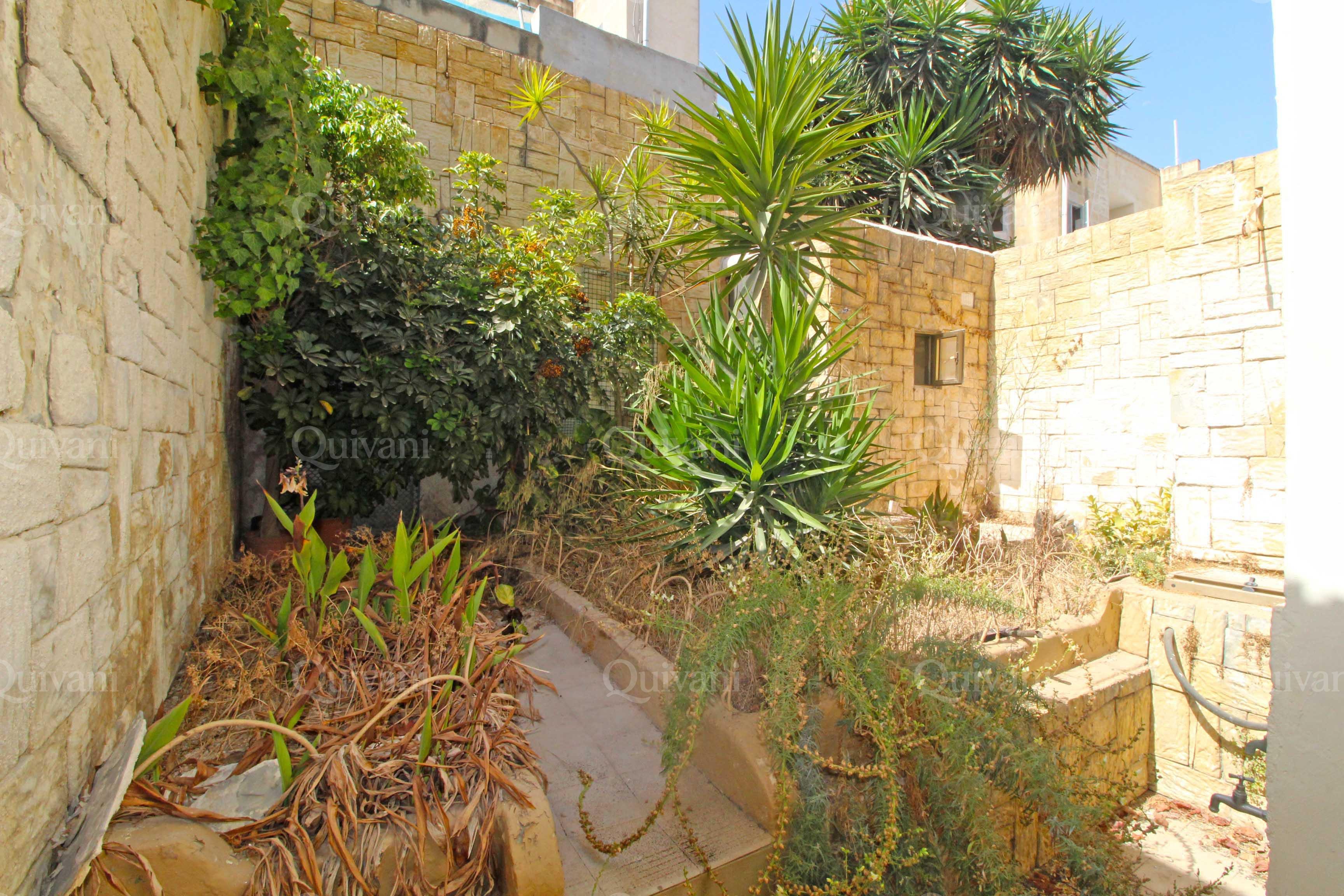 Paola, Furnished Town House