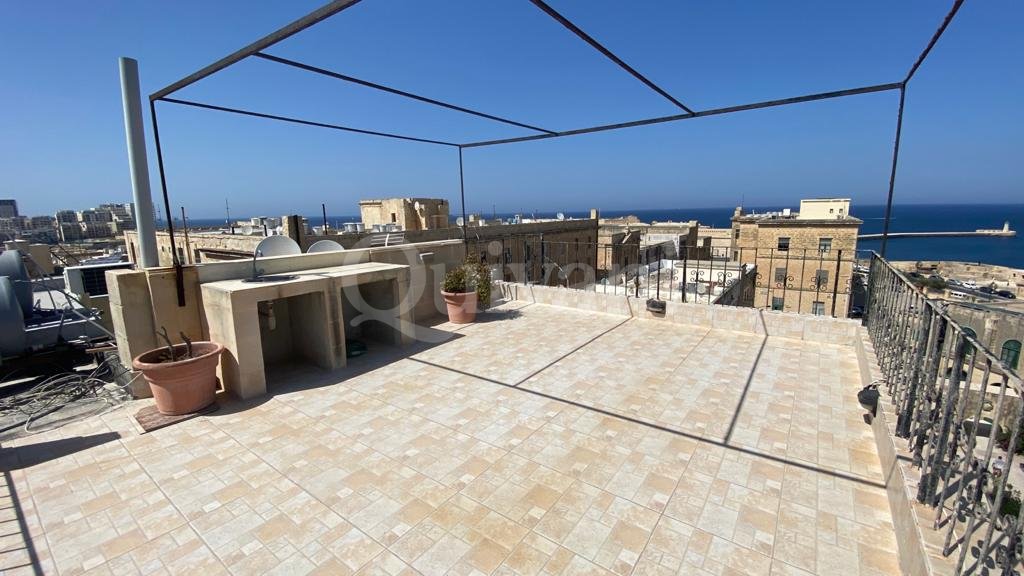 Valletta, Furnished Duplex Apartment
