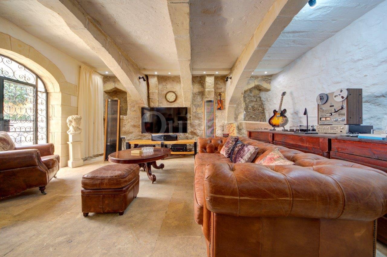 Dingli, Converted House of Character