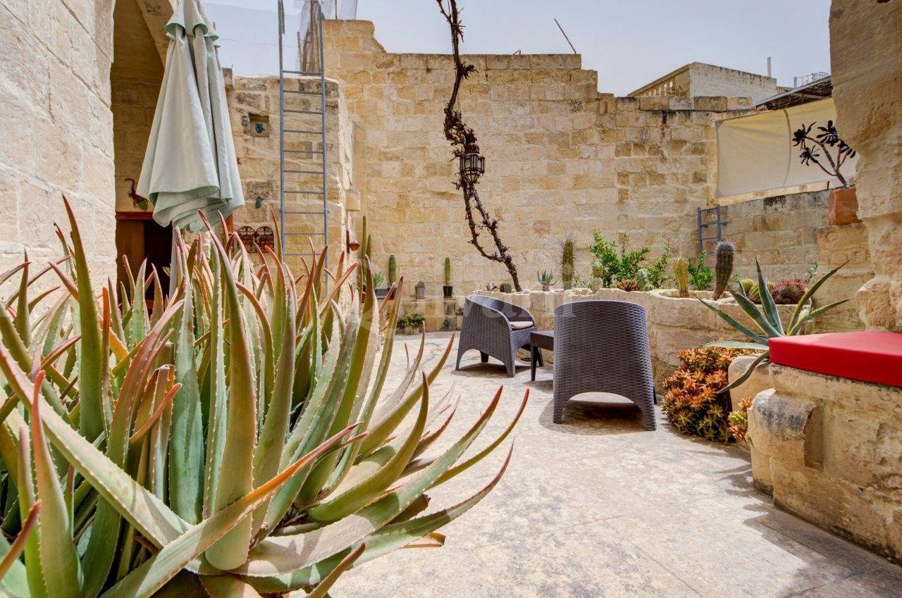 Beautifully Converted House of Character with Courtyard & Large Terrace