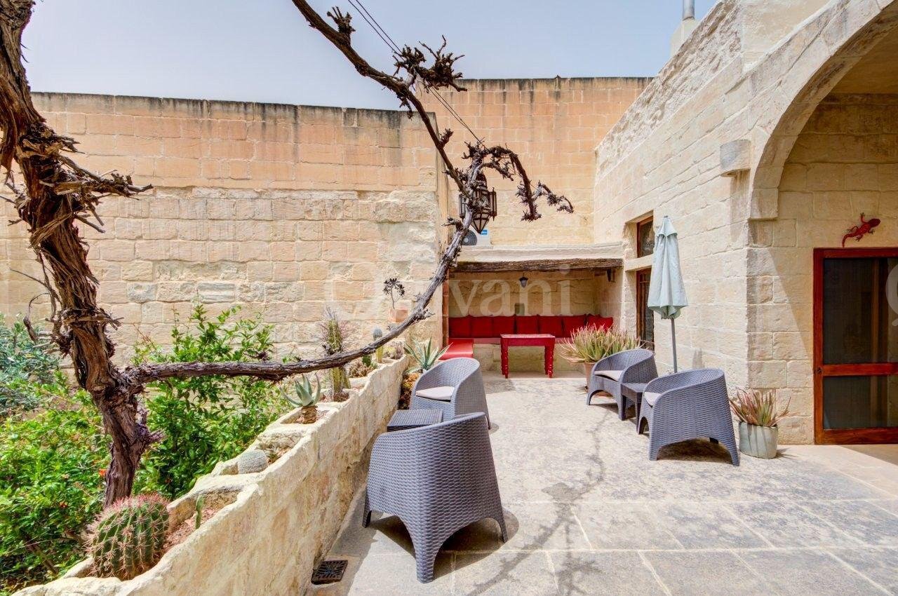 Beautifully Converted House of Character with Courtyard & Large Terrace